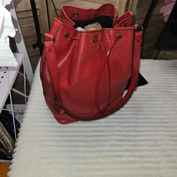 *Authentic* Louis Vuitton Epi Noe with matching wallet - Picture 2 of 16